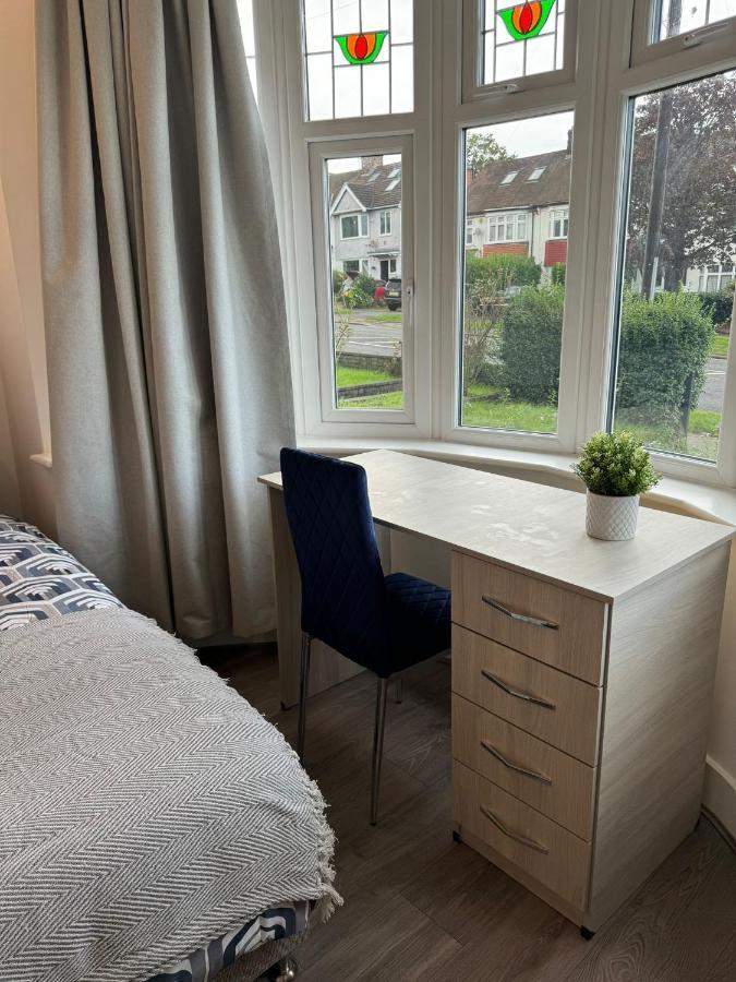 Smart Guest Rooms Fast Access To Central London Via Piccadilly Line New Southgate Dış mekan fotoğraf